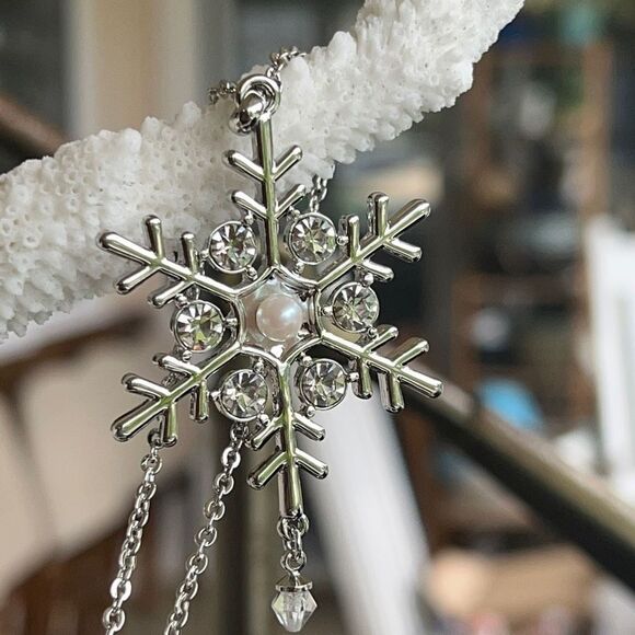 Silver Pearl Snowflake Pendant Swarovski Crystals Statement Necklace - Picture 1 of 9
